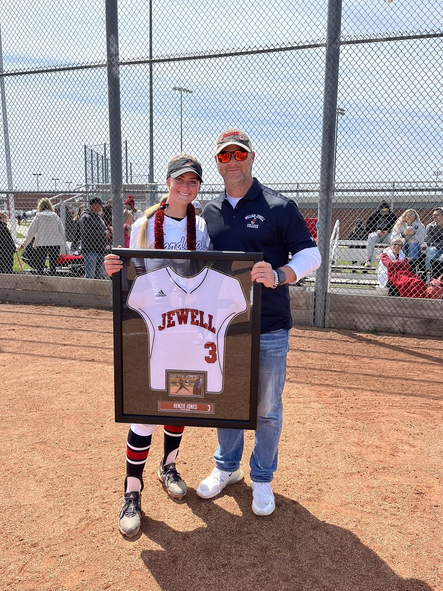 ejonesrockchalk's tweet photo. This right here is one of the big reasons Select Fastpitch started.. and is what it is today. It was built on a bunch of athletes that were grinders, blue collar kids that loved the game. She was all that, and .. I love you and thank you for everything you gave to the game, https://t.co/Bsfmp1m9pt