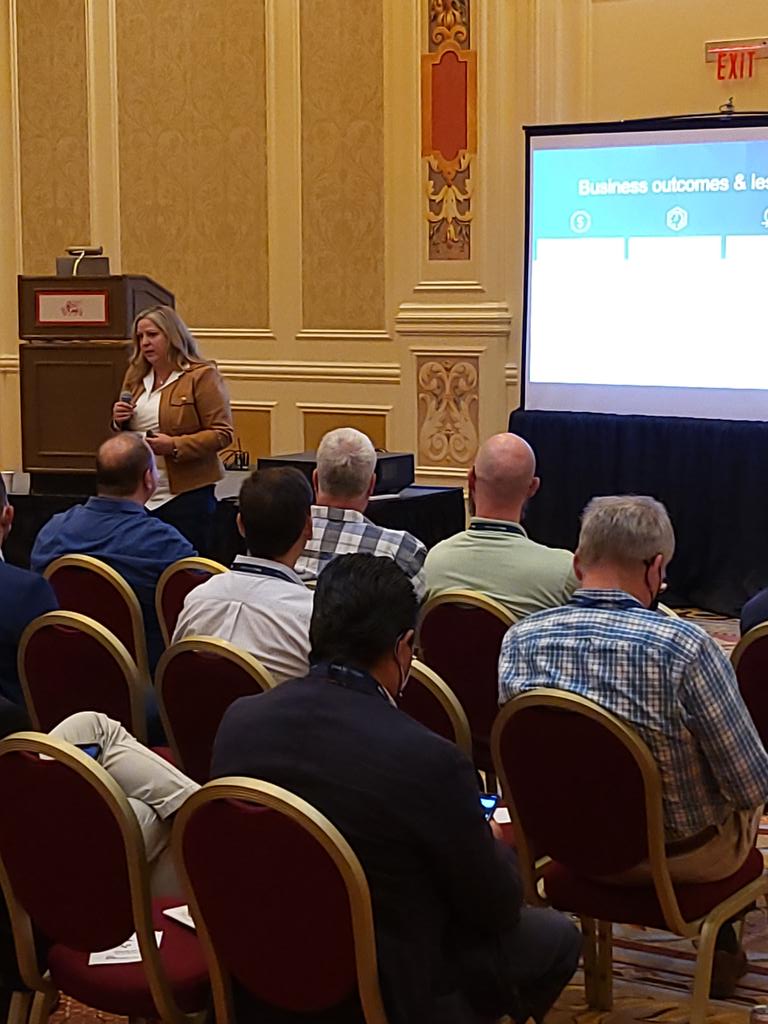 Watching my friend <a href="/SuzanPickett/">Suzan Pickett</a> do her thing in her 1st session at #DellTechWorld