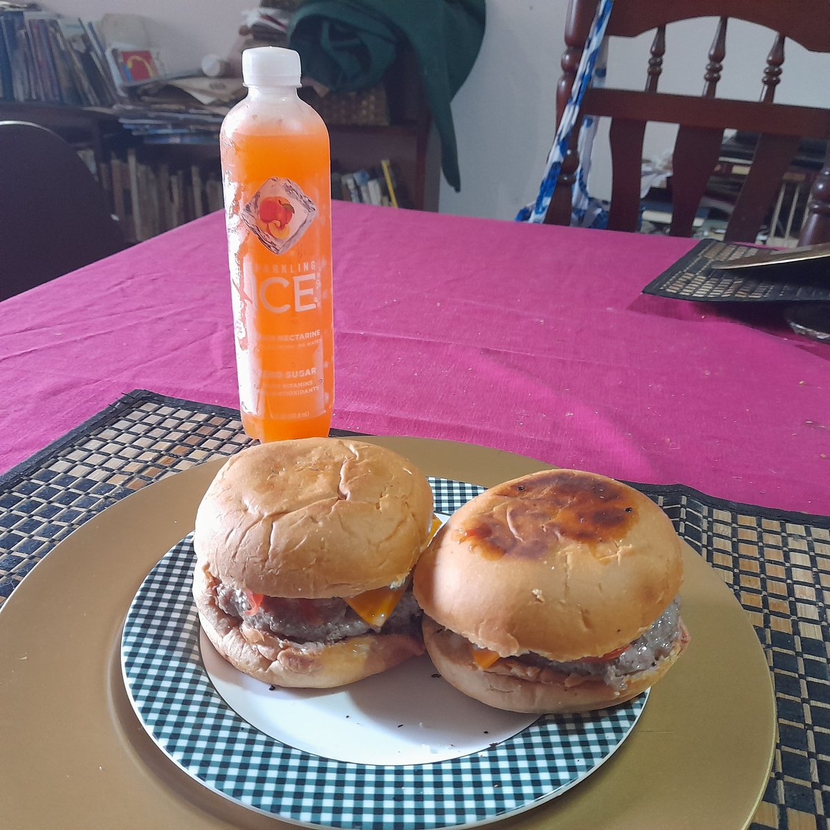 I prepared these hamburgers for my mom and me at lunch!
#photo #LunchTime #SparklingMoments