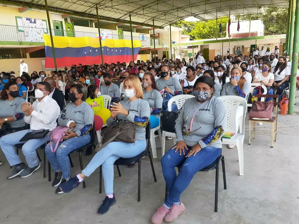 #EnFotos || Desde el <a href="/TerritorioGuac1/">Territorio Escolar Guacara</a> nos reunimos con los territorios del eje oriental  <a href="/edu_sanjoaquin/">CDCE San Joaquín</a> @territorioescolarlosguayos  <a href="/TEDiegoIbarra/">Territorio Educativo Diego Ibarra</a> para proporcionar diversas líneas orientadoras puntualizando en la APP sobre infraestructura escolar. @MPPEDUCACION <a href="/_LaAvanzadora/">Yelitze Santaella</a>