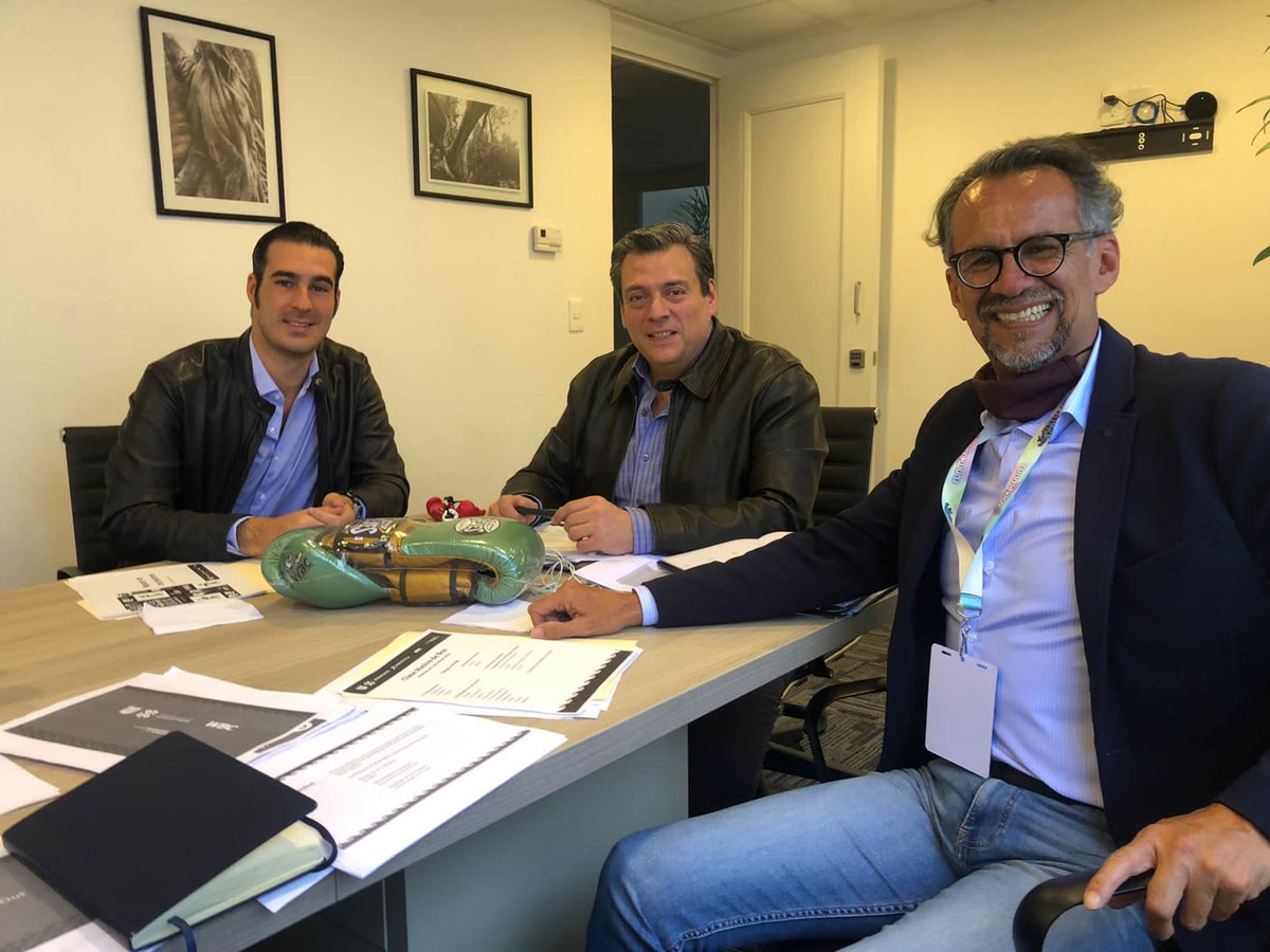 Javier_Hidalgo's tweet photo. Un gran lunes de  reunión con el diputado @MiguelTorrucoG y con el presidente del Consejo Mundial de Box @wbcboxing Mauricio Sulaimán.
Trabajando en equipo haremos de la #ClaseMasivaDeBox un evento inigualable 
Este 18 de junio, ¡vamos por el récord! https://t.co/kEODavCqhV