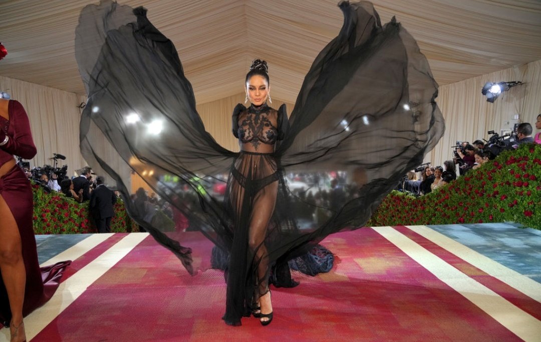 metgalafashion_'s tweet photo. more of Vanessa Hudgens at the #MetGala https://t.co/bC22kGXkgH