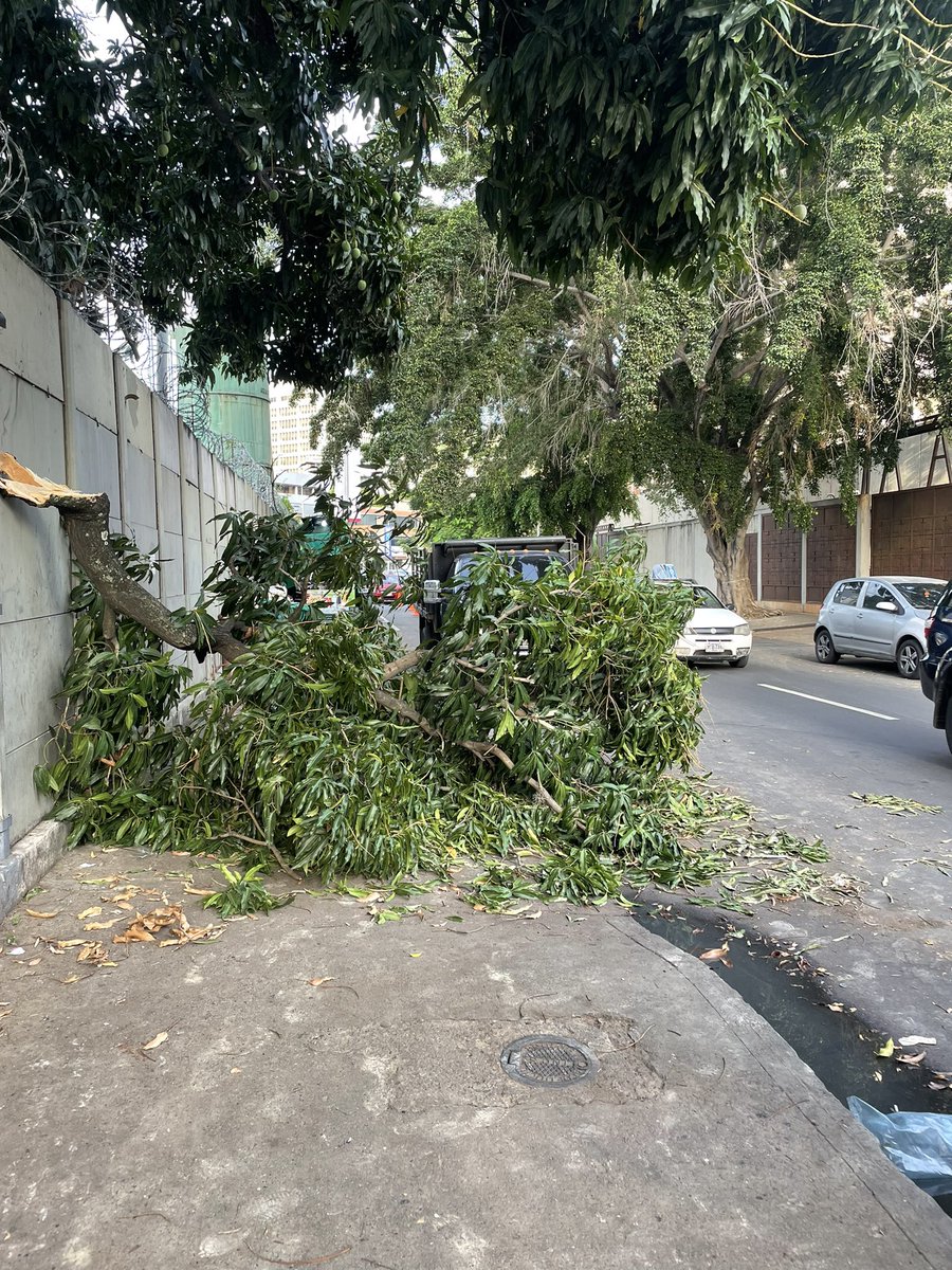 Por favor apoyo <a href="/PCivil_Ve/">Protección Civil</a> <a href="/AlcaldiaBaruta/">Alcaldía de Baruta</a> <a href="/darwingonzalezp/">Darwin González</a> no hay posibilidad de paso peatonal por esta vía. Peligro para los transeúntes.