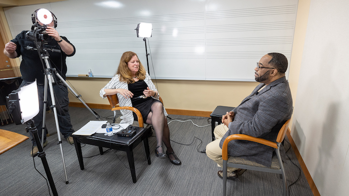Sacred music: A new interview with gospel composer and performer Kurt Carr open a new chapter in Yale Library’s Oral History of American Music program, and represents a milestone in the new interdisciplinary program in Music and the Black Church.

library.yale.edu/news/interview…