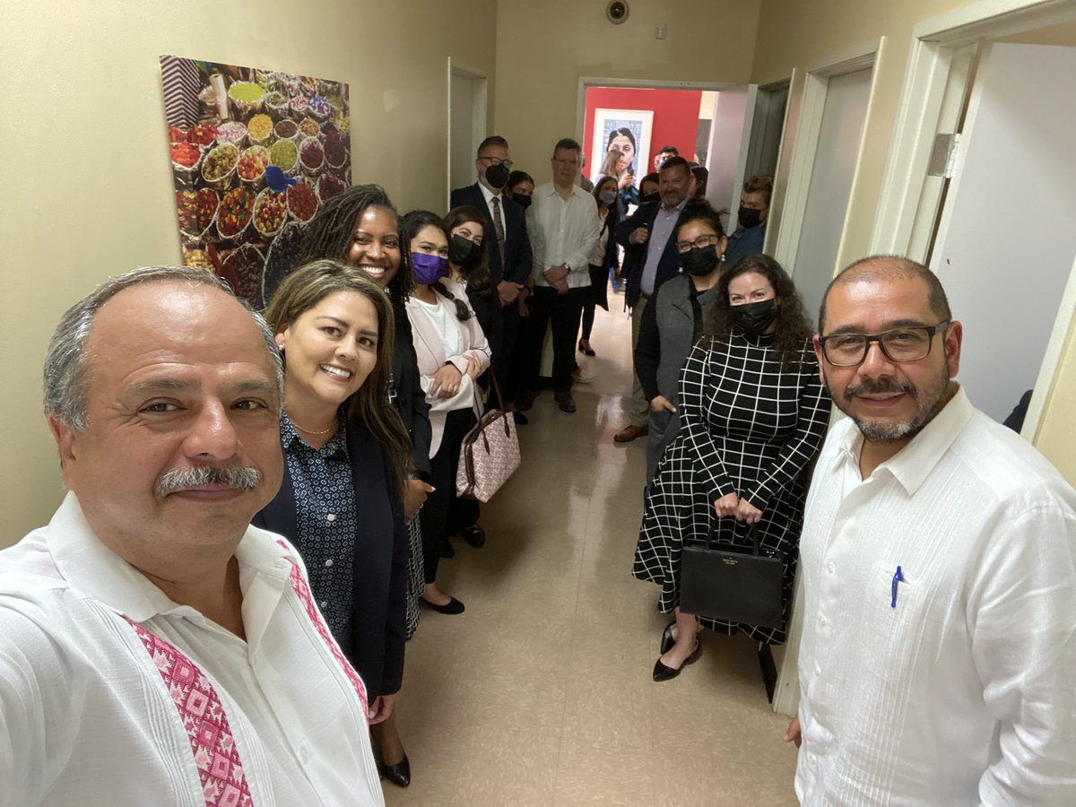 luisgure's tweet photo. Hoy inauguramos en @ConsulMexOxn la tercera #VAIPOIME en 🇺🇸 del @IME_SRE con el apoyo de @CountyVentura y su programa de recursos para trabajadores agrícolas. Gracias Talia Barrera y su talentoso equipo Israel, Fátima, Flavio y Esperanza #MexicoMultilingüe #California https://t.co/24vw3Bpw6X