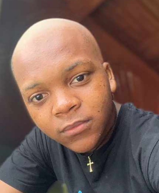 OFranchou's tweet image. Moi quand je rentre des cours j'ai faim et ma mère n'a même pas encore mise la marmite au feu...💔