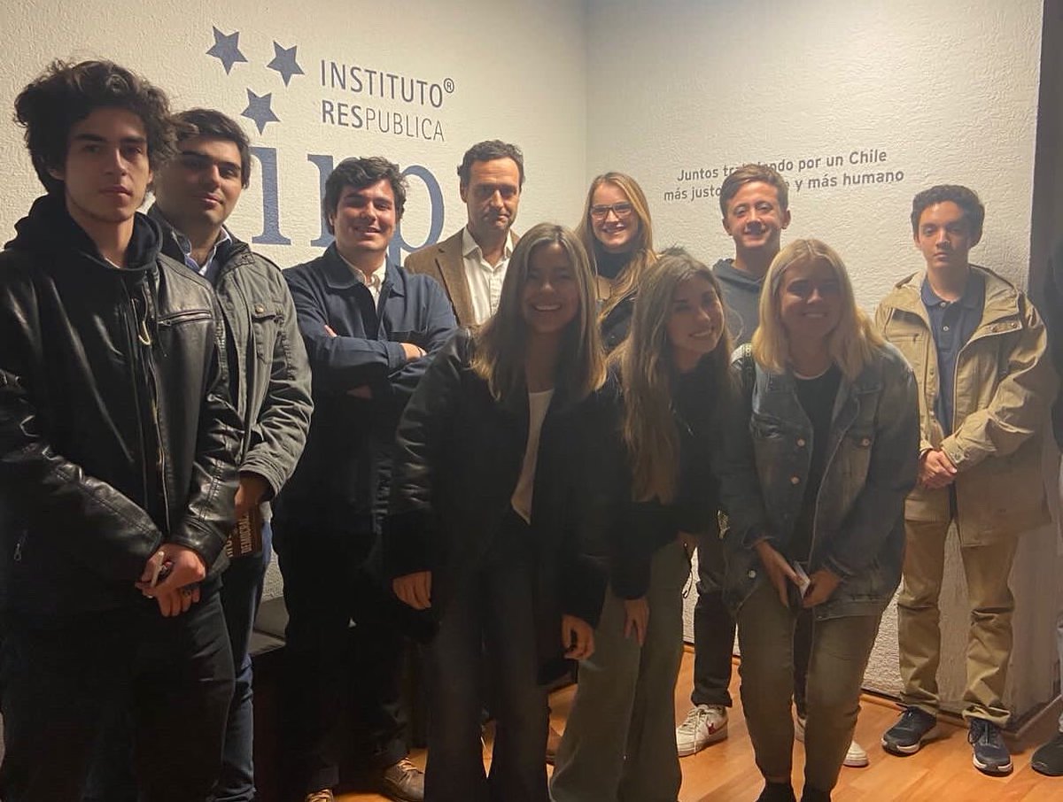 Tremenda Actividad 👋
El jueves se realizó un conversatorio junto a <a href="/JuanE_Vargas/">Juan Eduardo Vargas</a> , ex subsecretario de educación superior. 

Damos las gracias a todos los participantes y en especial al subsecretario por darnos la oportunidad de formarnos y conocer más sobre el CAE.