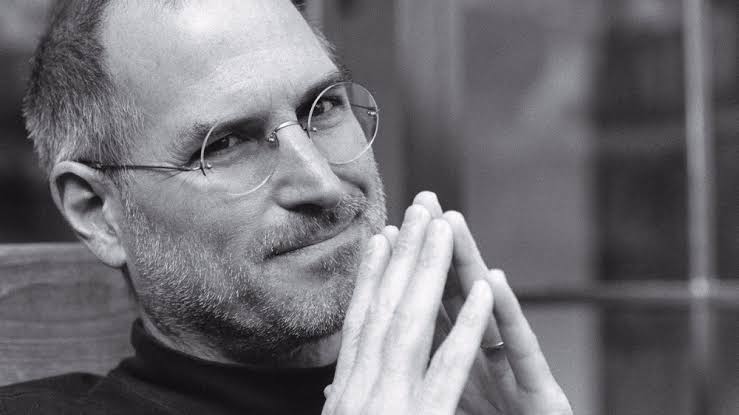 56 yaşında hayata gözlerini yuman Apple'ın kurucusu Steve Jobs’un yazdığı son yazı:
İş hayatında, büyük başarılara ulaştım.
Kimilerinin gözünde;
Hayatım, başarının timsali;
Fakat işim dışında;
Çok az neşem oldu benim. +++