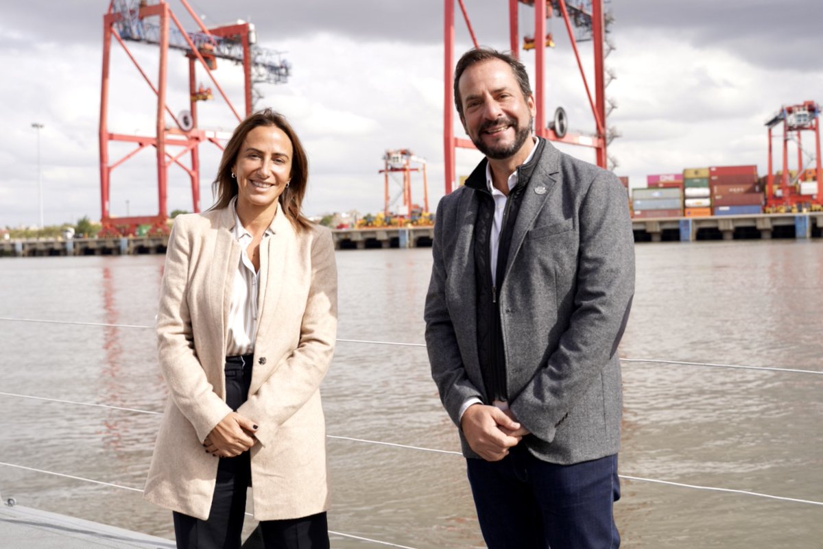 PuertoDockSud's tweet photo. Recibimos al Presidente y colaboradoras del Ente Nacional de Control y Gestión de la Vía Navegable.

Luego de la reunión de trabajo, las autoridades presentes embarcaron para realizar una breve navegación por el canal Dock Sud

Seguimos #Transformandoelpuerto, avanzando en unidad https://t.co/RCihwt1Ryp