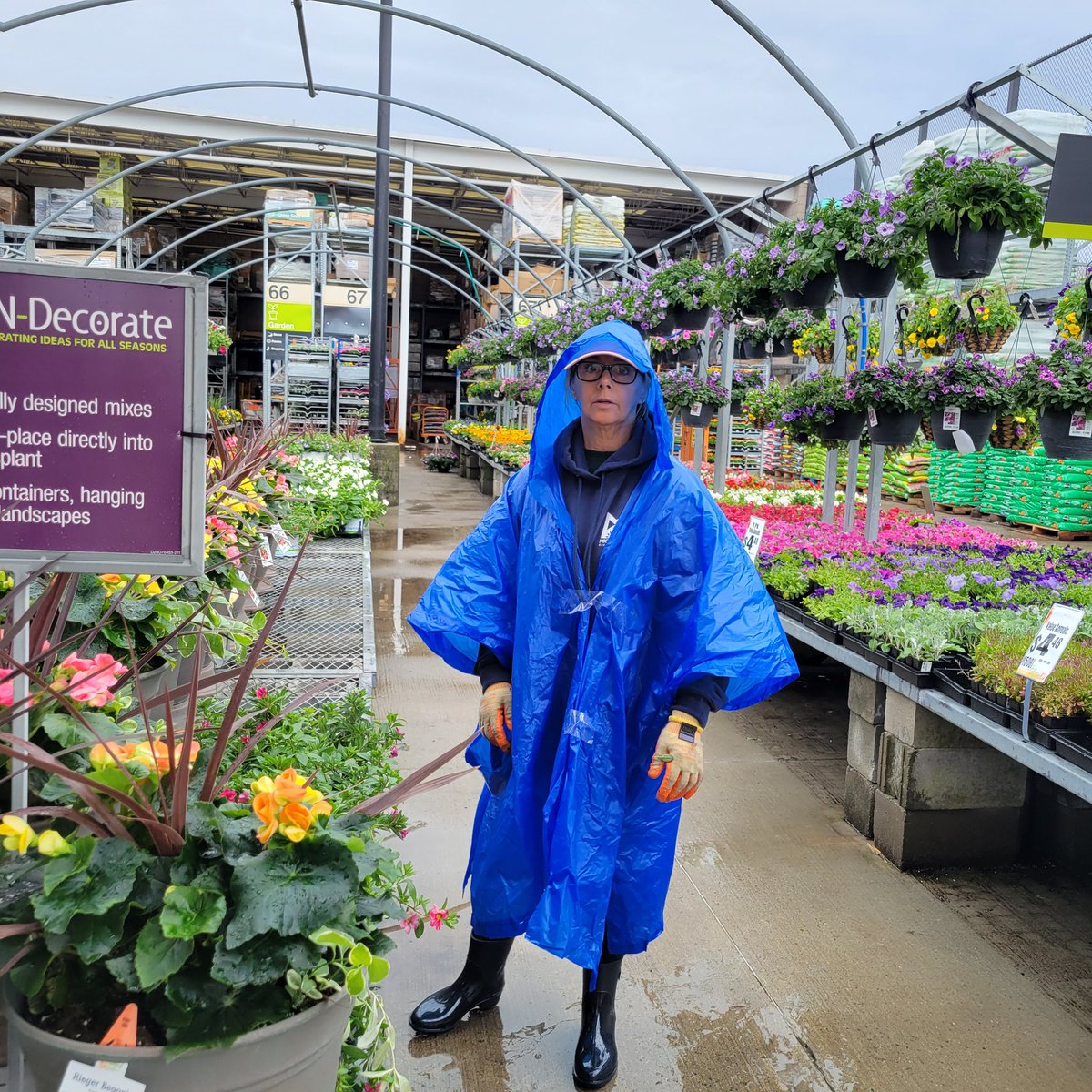 Rep dedication on this rainy day. 
Patty S working Wallingford this morning.
<a href="/Matthew55356132/">Matthew Floyd</a> 
<a href="/MGIflowers/">Michaels Greenhouses</a>