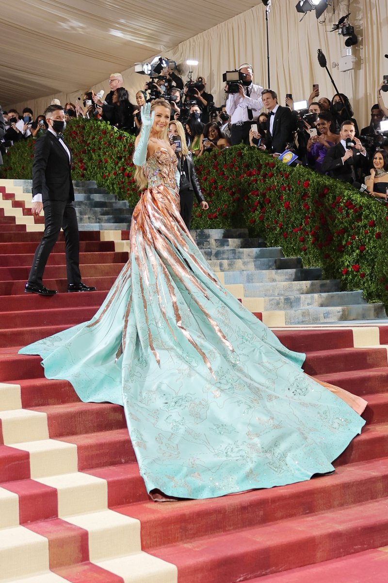 Blake Lively DELIVERED with the perfect #GildedGlamour quick change. 😱 #MetGala 

(📸: Getty Images)