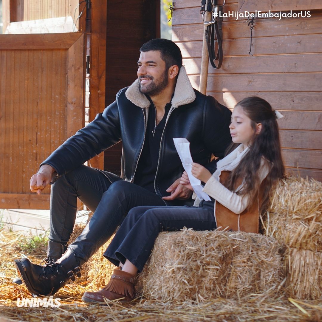 UniMas's tweet photo. #TriviaTime ¿Qué le prometió Sancar a Melek al final de la temporada 2? 😏❓#EnginAkyürek #BerenGençalp #TubaBüyüküstün

Deja que te cautiven con su historia en #LaHijaDelEmbajadorUS, HOY 7P/6C por UNIMÁS. https://t.co/Dhj5O93SLN