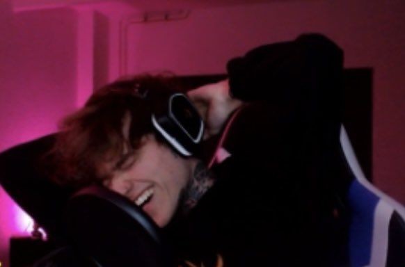 safeplaceaaron's tweet photo. ¡bienvenidos a safe place aaron! esta cuenta fue creada con el fin de ser un safe place para los fans de @itaintaaron . aquí podrás encontrar fotos, gifs y videos que te harán sentir en casa <3
rt para llegar a mas personas <33 https://t.co/zp7LovmKrS