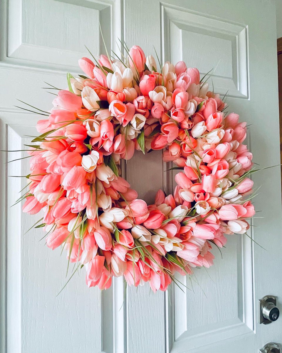 dianathomas51's tweet photo. Im just going to brighten up twitter a bit. Ive been busy making tulip wreaths! https://t.co/66dXetXRtv