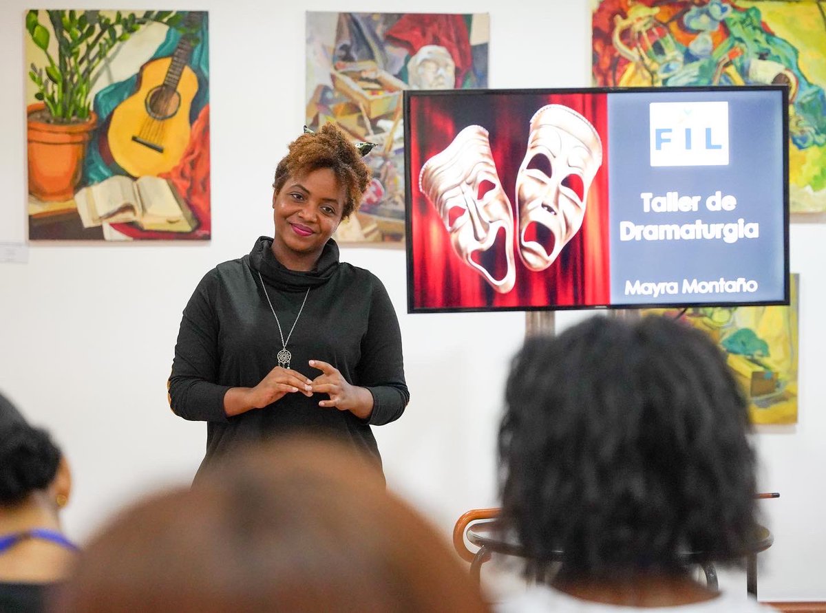 MiculturaRD's tweet photo. Estuvimos en el Pabellón de Talleres Literarios, en la Escuela de Artes Visuales, donde Mayra Montaño ofreció un interesante taller sobre escritura dramática.
Jóvenes y adultos pudieron compartir sus impresiones con la actriz y profesora universitaria.
#VenAlLibro
#FILSD2022 https://t.co/cps51Sbo1K