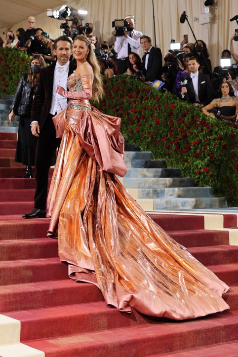 somosfomo's tweet photo. Blake Lively transformó su vestido en la alfombra roja de la #MetGala 🤯 https://t.co/9xRERooA7E