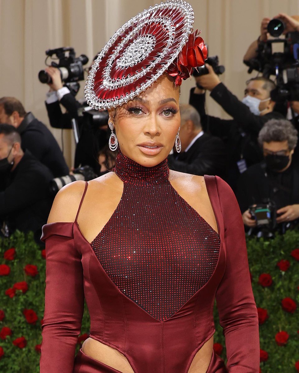 🌹🌹🌹

<a href="/lala/">LA LA</a> kicks off the 2022 #METGala in Black owned designer <a href="/LaQuanSmithLLC/">LaQuan Smith</a>.