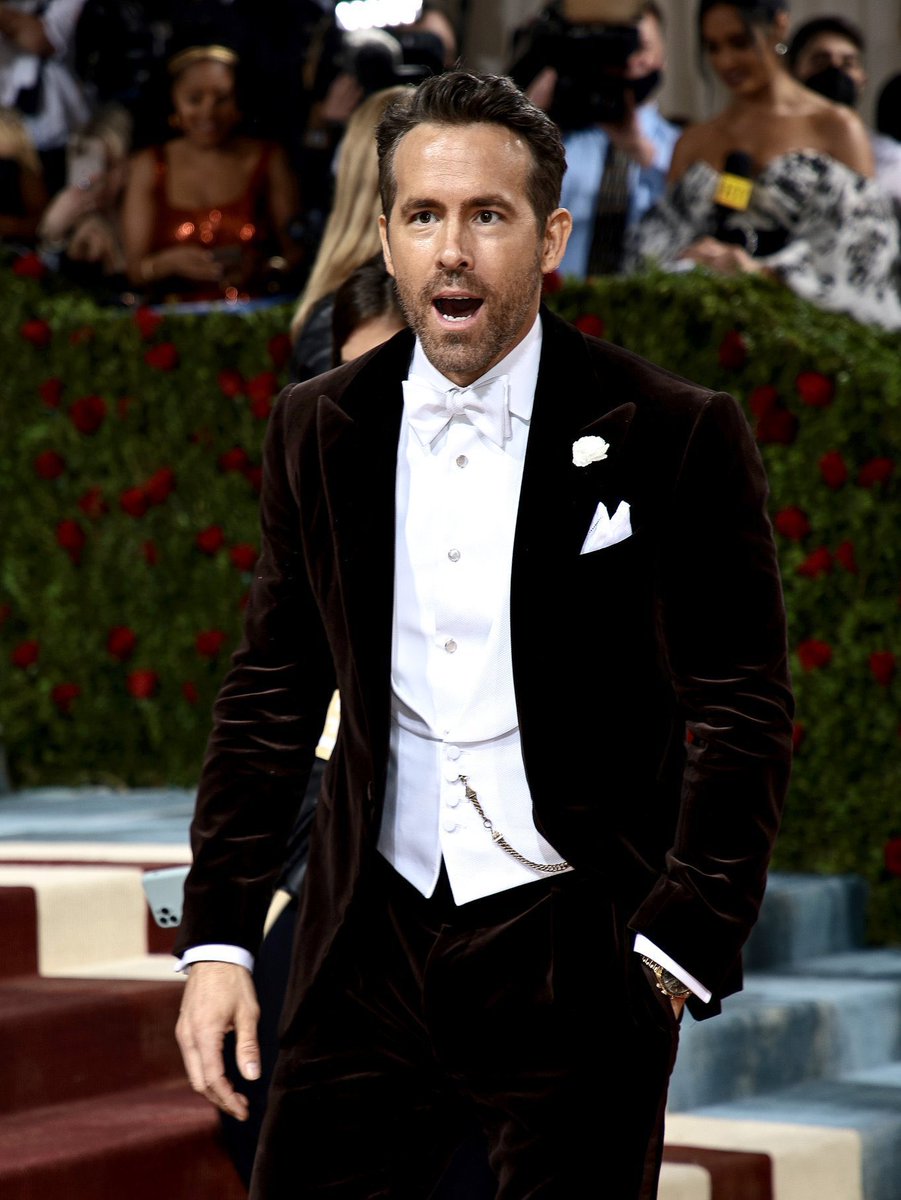 badgalvale's tweet photo. *Blake                              TWITTER 
arrives*

#MetGala
#MetGala2022 https://t.co/JVlEZAvZEz