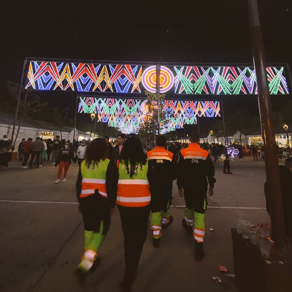 PcBrihuega's tweet photo. Este fin de semana hemos estado prestando servicio en #Mostoles con nuestros compañerxs de @protemostoles 

Se ha prestado servicio sanitario 🚑 y apoyo al dispositivo de seguridad 🚓

#LasProtesCuentan
#Intermunicipios 
#NosotrxsSumamos https://t.co/irQEmpHY88