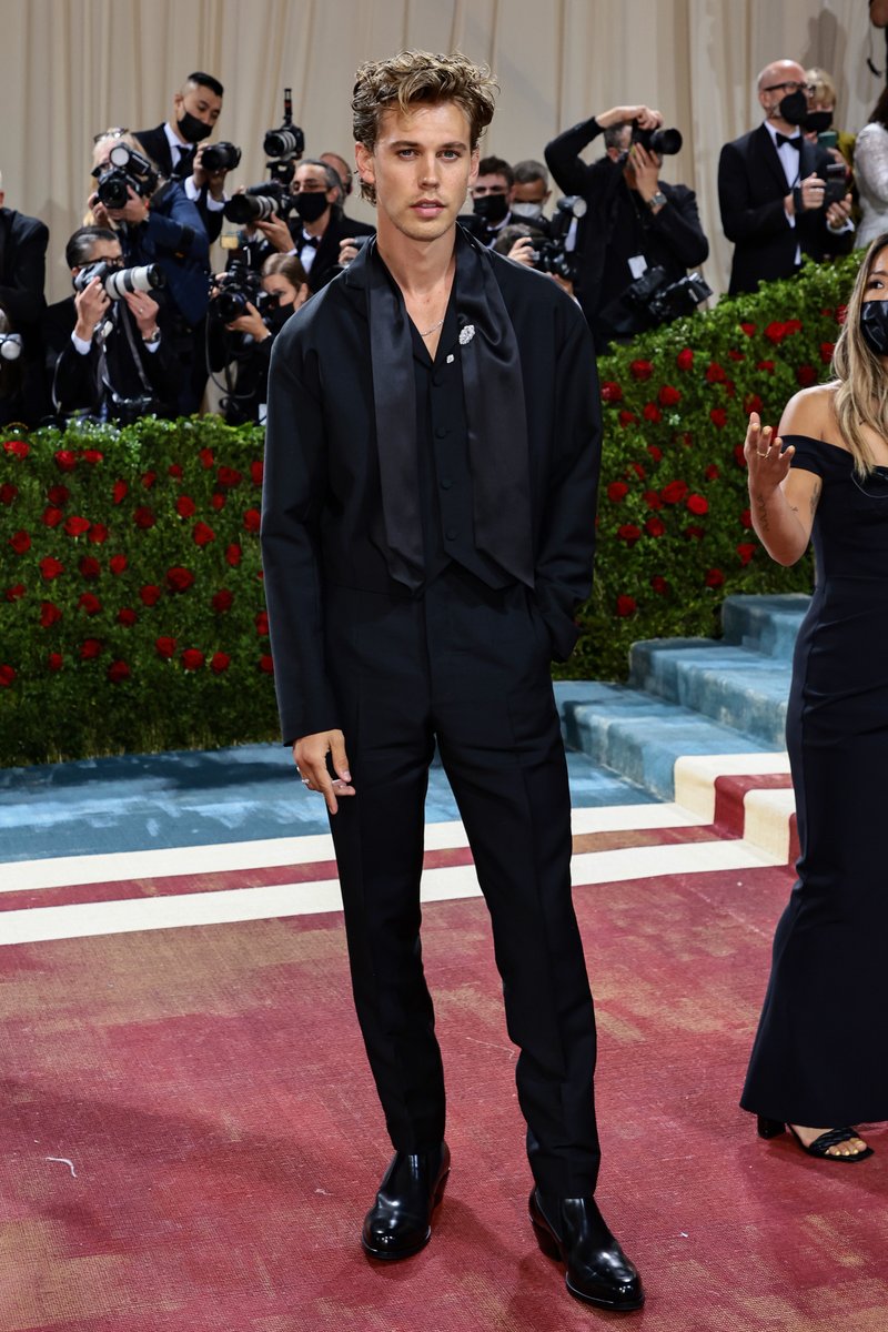 A lil' Austin Butler sighting for your TL 🖤 #MetGala