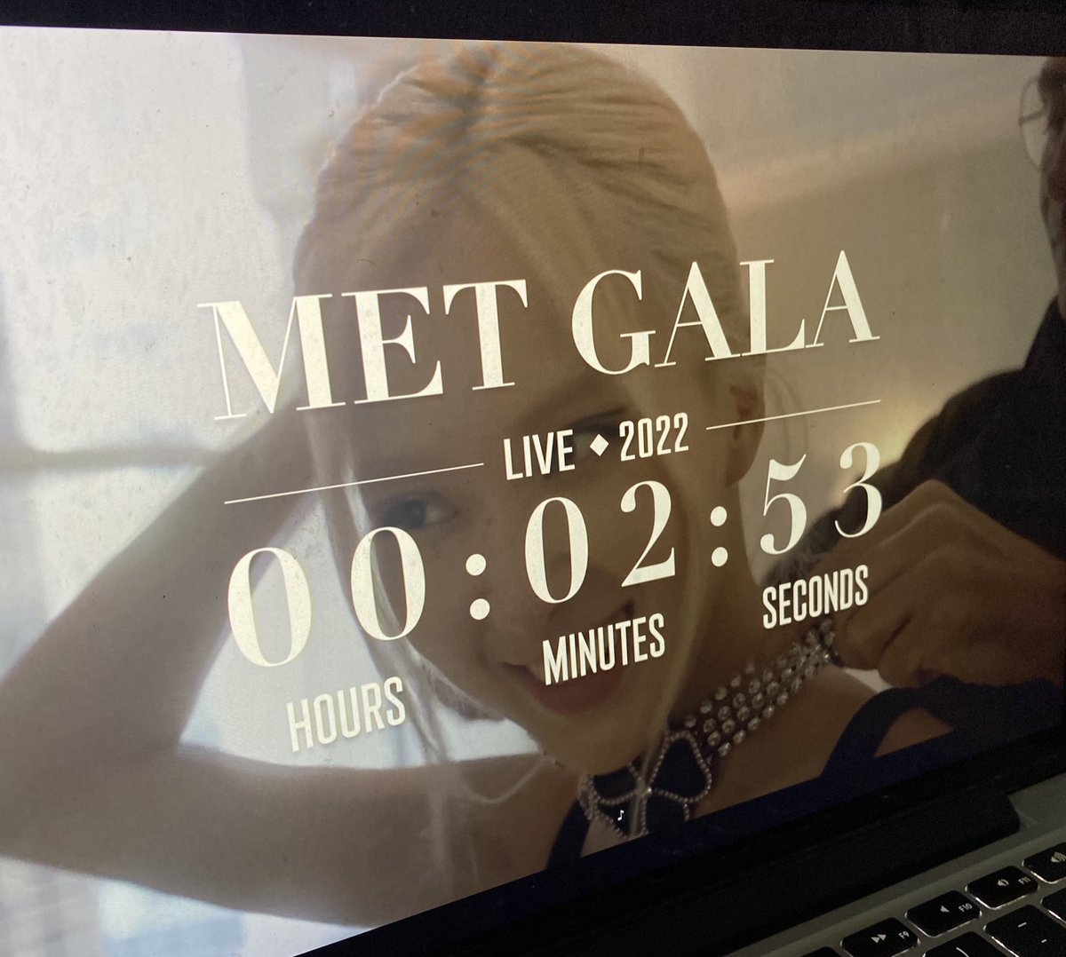 its4rest's tweet photo. #ROSÉ in the vogue live countdown, I know that’s right purrrr  #MetGala  #MetGala2022  #blackpink https://t.co/zbpbk3PmSp
