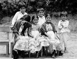 ChatinoCv's tweet photo. El nombre chatino, empleado históricamente por la población mexicana, designa a un grupo indígena y a un conjunto de lenguas indígenas estrechamente relacionadas entre sí. Dicho nombre es la forma castellanizada de cha´tñan, que en la propia lengua significa palabras en voz baja. https://t.co/Nsr3DLe7Sy