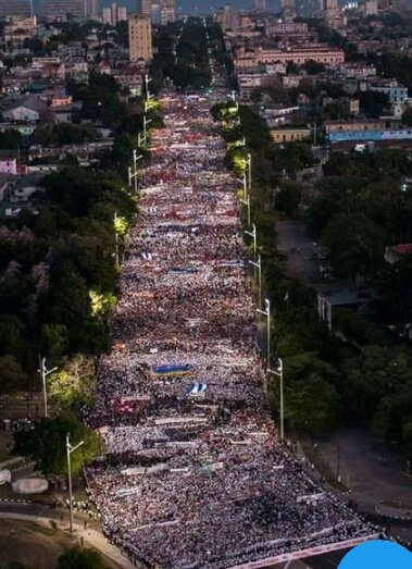 Esto es un mar de pueblo en #Revolución 
#VamosConTodo 
#ConCubaNoTeMetas 
#LaCalleEsDeLosRevolucionarios