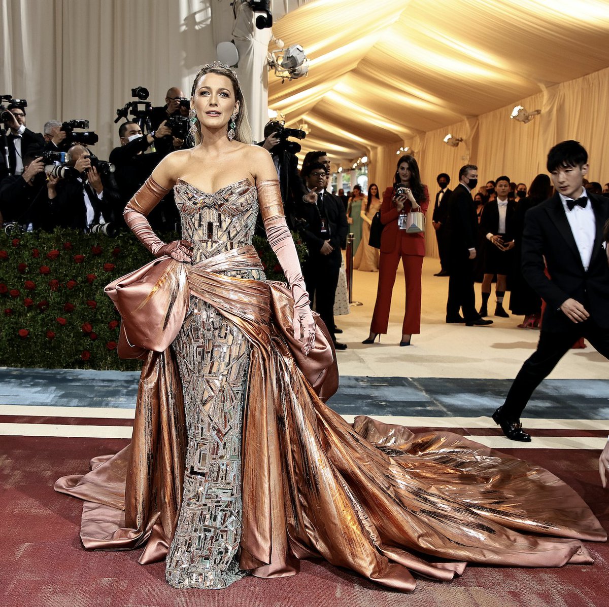 RollingStone's tweet photo. Blake Lively's #MetGala dress, before and after. 

See more photos from tonight's red carpet: https://t.co/NZCDr2uqkj https://t.co/kyAmNno3oi