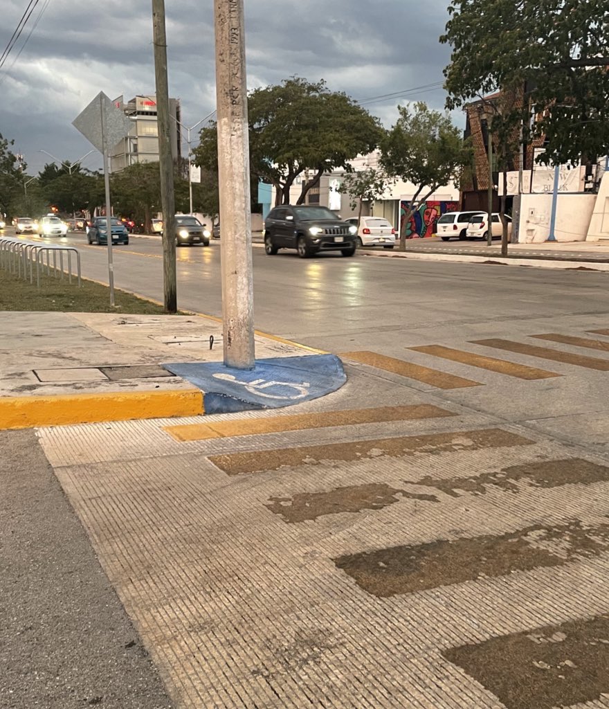 robcamr's tweet photo. Rampa sobre prolongación Montejo con un poste de la CFE en medio. No hay forma de como subir. Lo peor. El póster de luz estaba antes de hacer la rampa. #ciudadlibre de rampas mal ejecutadas. #accesibilidaduniversal https://t.co/HR5SUbx4WV
