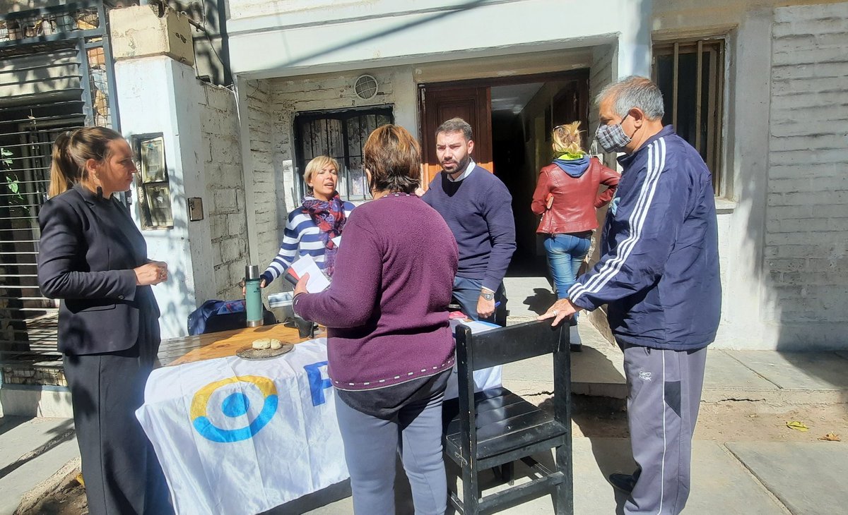 ValCasciani's tweet photo. Participamos del Operativo de Organismos Nacionales en el Barrio Huarpes II de #GodoyCruz 🤝
Acercamos las herramientas del @PAMI_org_ar para que todos los jubilados y jubiladas puedan acceder a sus prestaciones 🥰
#PAMIDePie https://t.co/dQQGHzq3Oi