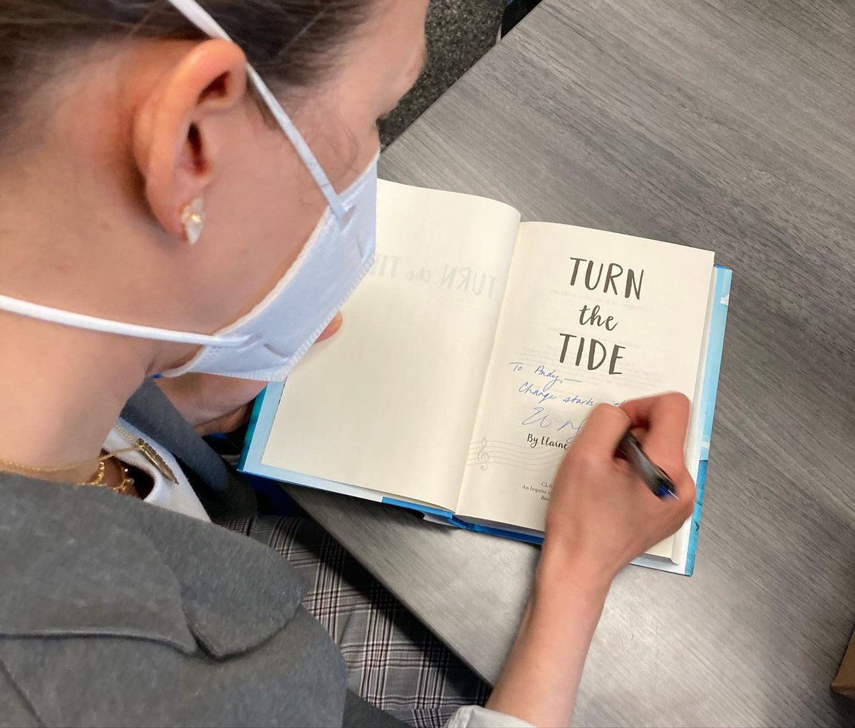 A full, heart-swelling day at Oak Hill Middle School in Newton. I got to answer smart questions from 6th graders about plastic waste, activism, writing, and dogs v. cats (🐈, natch). Delighted that #TurntheTide aligns w/ the Global Goals social studies curriculum!🧡@MsJeanStehle