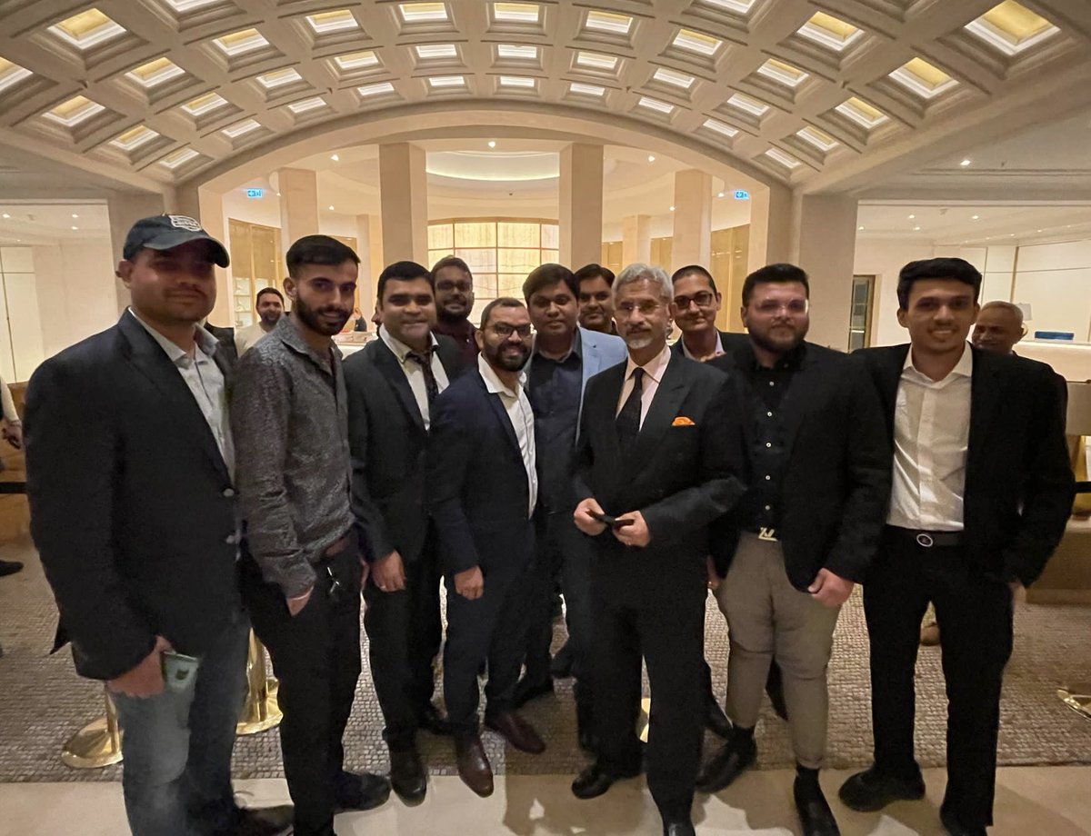 BiharFraternity's tweet photo. This is how #BiharFraternity welcomed &amp; greeted the Indian Govt. delegation to #Berlin which included Hon’ble PM @narendramodi, @nsitharaman, @DrSJaishankar and @DrJitendraSingh.

#NarendraModi #ModiInGermany #ModiInBerlin #AzadiKaAmritMahotsav #NirmalaSitharaman #SJaishankar https://t.co/ScWnH4TUHC