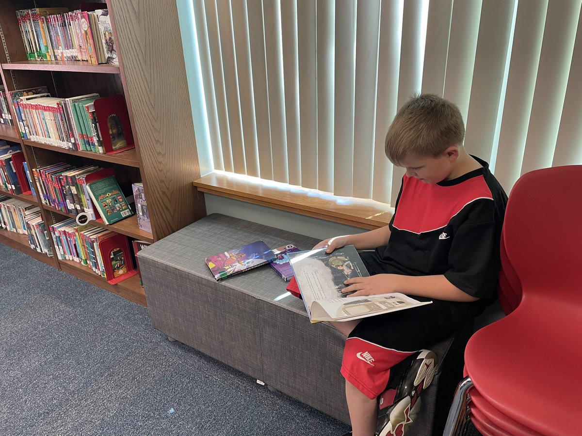 MrsKFisher22's tweet photo. We are LOVING our new library furniture! #learningwithDragons @ChouteauSchool @NKCSchools https://t.co/tHOvpqapTs