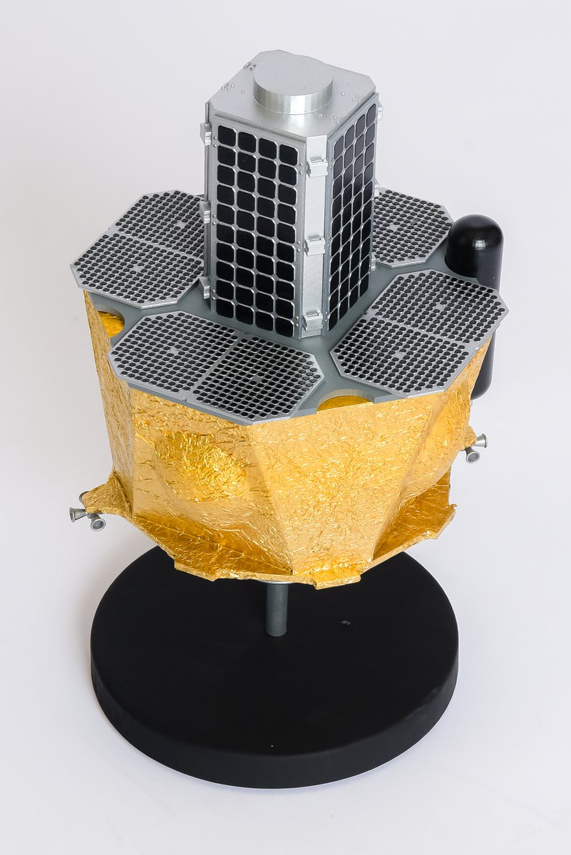 gamlamodelmaker's tweet photo. This is a series of 1:5 scale Photon Spacecraft, featuring three modifications of it, each – configured for a different planetary mission. The models are designed to be mounted on custom bases. These models are easy to transport, to assemble and disassemble, and to handle. https://t.co/MX13iyfd9z