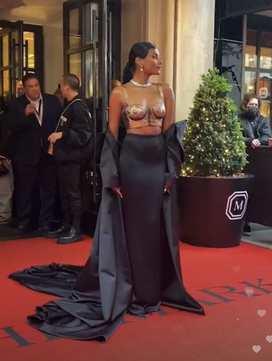 bridgertonstans's tweet photo. SIMONE ASHLEEEEEEEEY 

#MetGala2022 #Bridgerton https://t.co/ECDxrc093t
