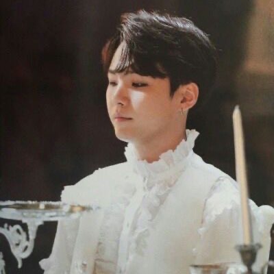 hourIysuga's tweet photo. this yoongi at the met gala https://t.co/eAE9GNj256