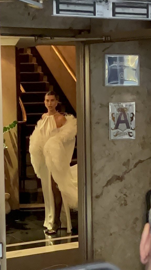 LetyciaWeiriich's tweet photo. Os Bieber's estão vindo aí!!! Hailey prontissima para o Met Gala✨

#MetGala2022 #MetGala https://t.co/JAwguQ8HKt