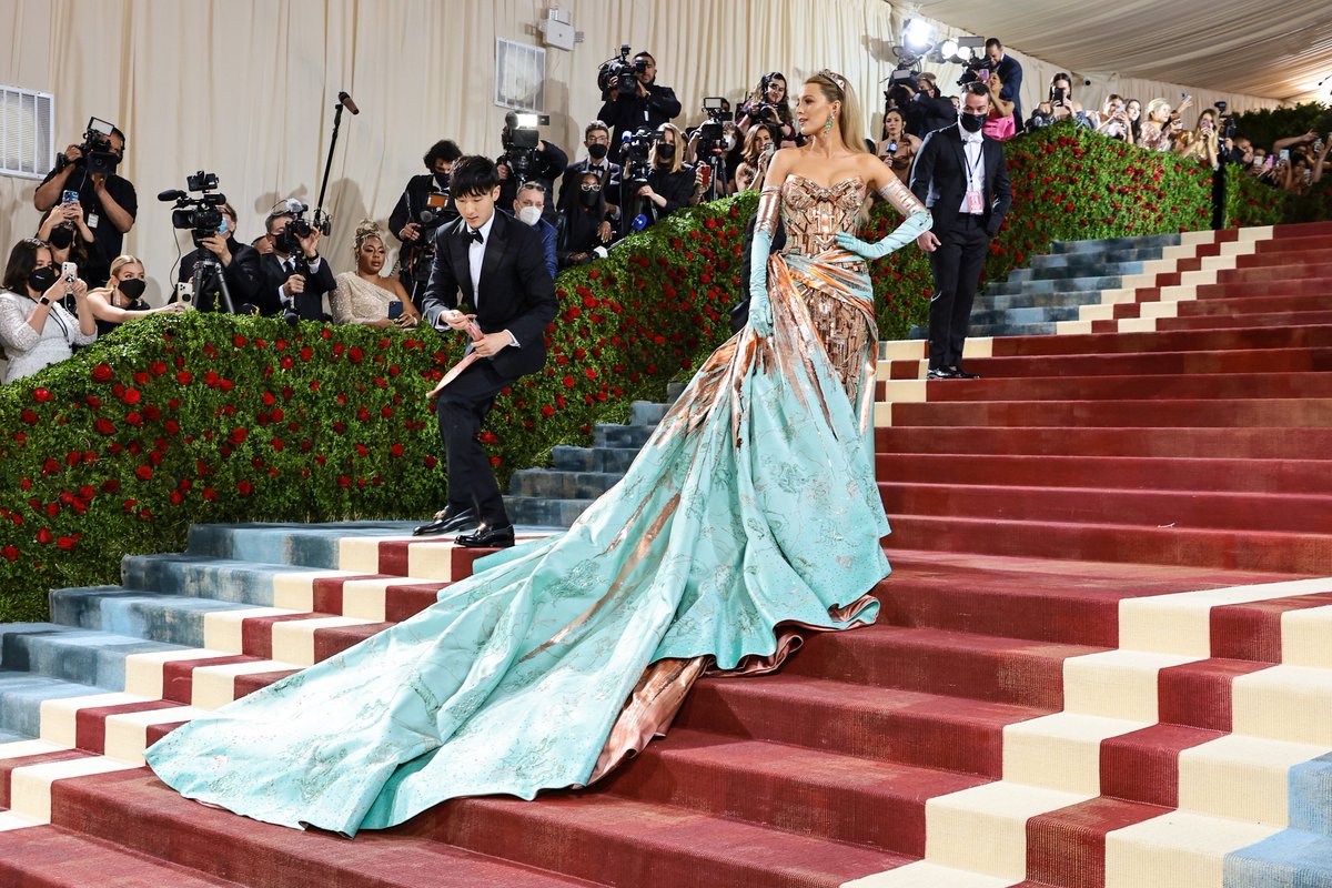 foIkIodrama's tweet photo. she was insane for this #MetGala https://t.co/Vx0ojBjCS2