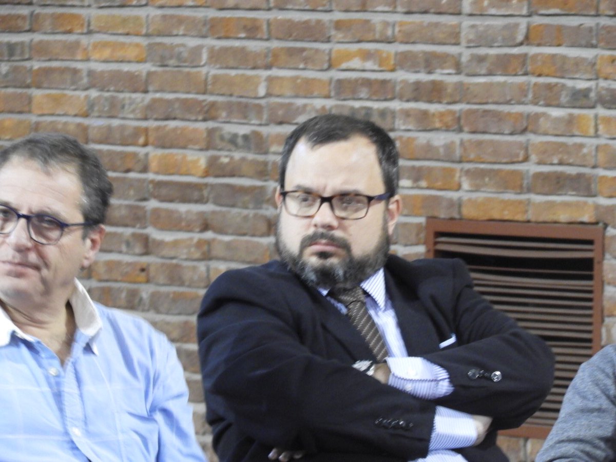Ciudadanos_10's tweet photo. Nuestros legisladores toman apuntes sobre las intervenciones de nuestros representantes en el gobierno, preguntan, debaten y profundizan sus conocimientos en áreas estratégicas https://t.co/IfzYtrHk7N