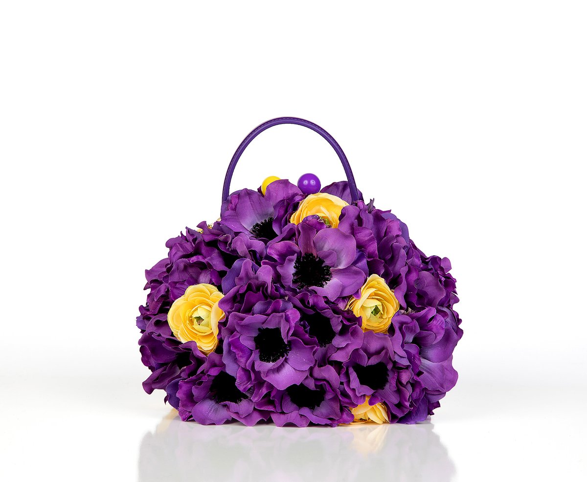 bbtaylorcouture's tweet photo. Celebs at the #MetGala2022 as BB TAYLOR Bags

Mindy Kaling is the LA LA FAN Posy Bag https://t.co/iiq3ACvUuk