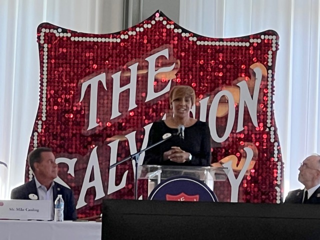 KathleenCookeLA's tweet photo. Thanks, Nona Jones for sharing your faith in God & social media best practices at the SA NAB meetings. Great to catch up for a few minutes & see how you're caring & loving others which aligns with the mission of The Salvation Army USA .
#doingmostgood #lovebeyond #faith https://t.co/5D0EWhAlvH