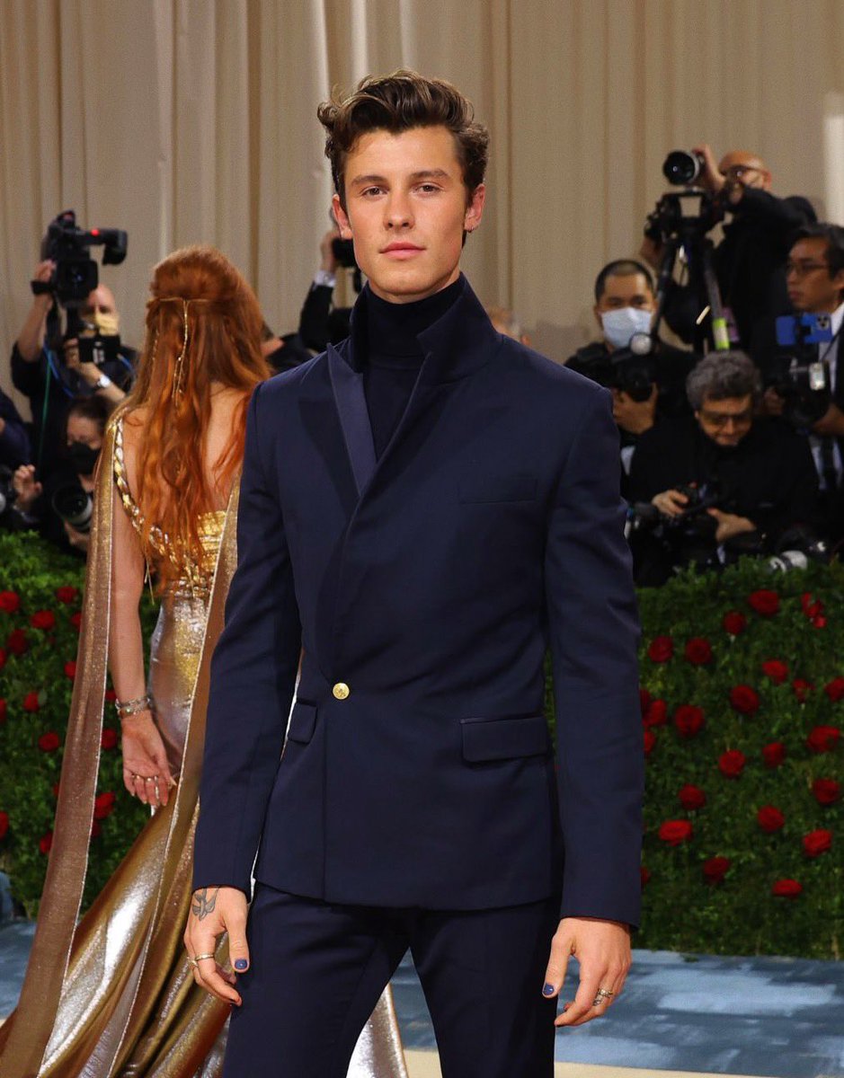 ShawnStan1998's tweet photo. 2021                        .2022
#MetGala2022 https://t.co/KUIi87xAJz