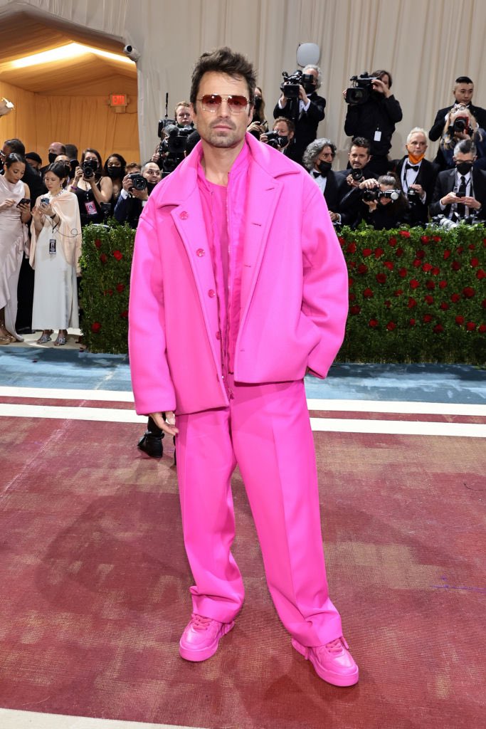 EsquireEs's tweet photo. OMG!! Todo al rosa por Sebastian Stan  #MetGala https://t.co/Q5HYwvFG6Z https://t.co/L5c2WFjlUp