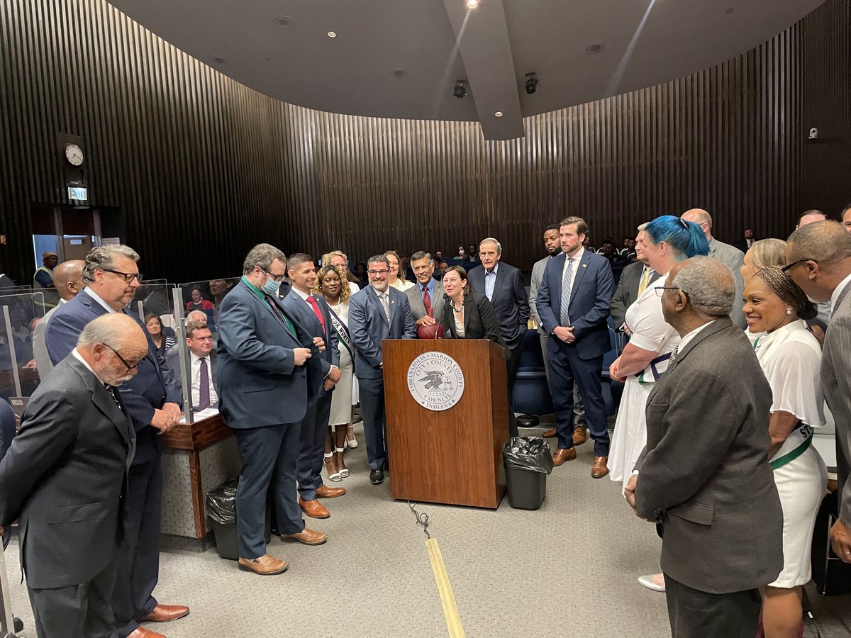 IndyCouncil's tweet image. Tonight's meeting began with the presentation of the 2020 Krauss Award for Public Policy Innovation to the entire @IndyCouncil by @IUPublicPolicy