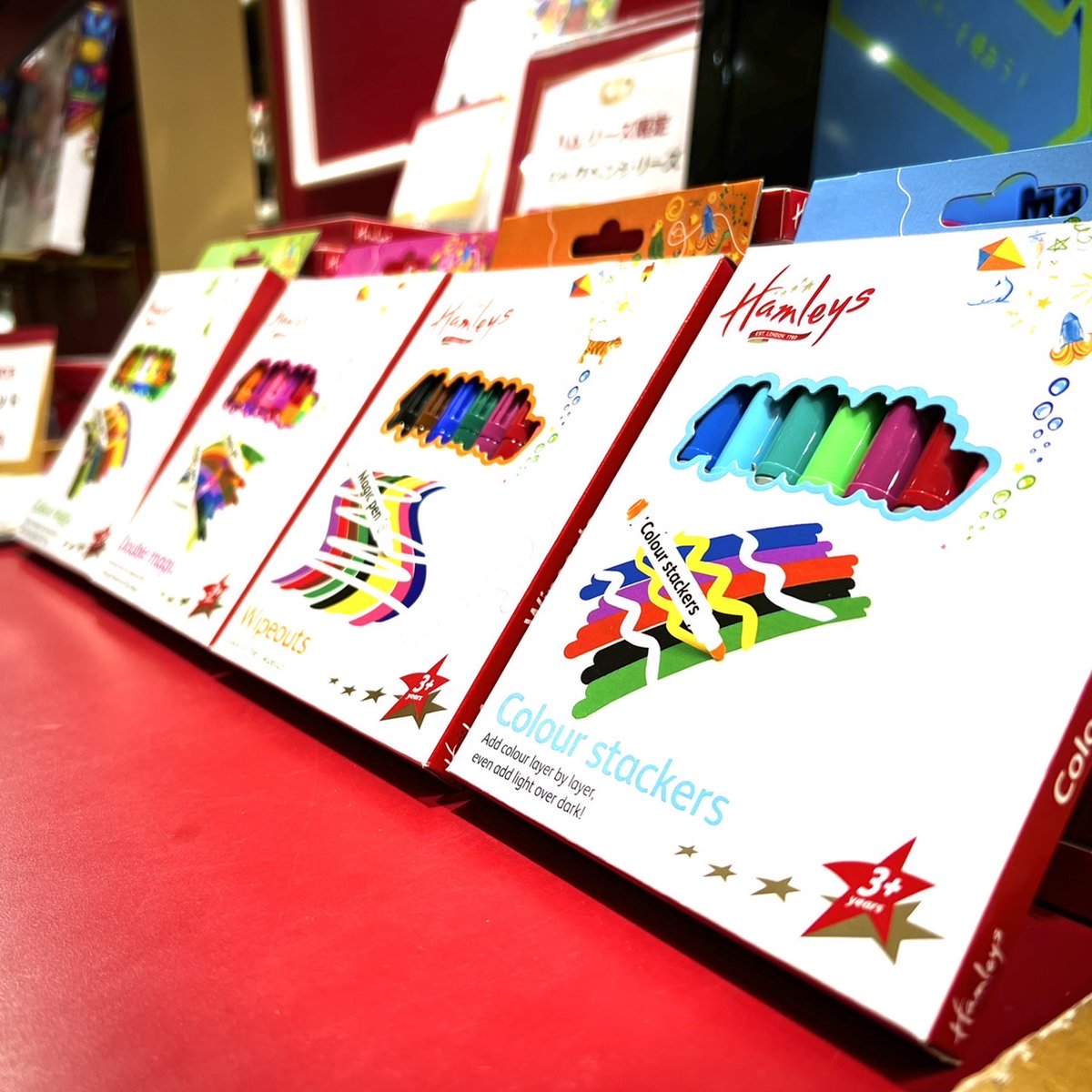 HamleysJp's tweet photo. 【横浜店】

ハムリーズで人気のマジックペン🪄
色を重ねると色が変わる🤩✨
秘密のお手紙を書いたり🖋
学校の発表ポスターや宿題もカラフルに🌈

#Hamleys
#ハムリーズ
#文具
#イギリス https://t.co/bl9q36xXi7