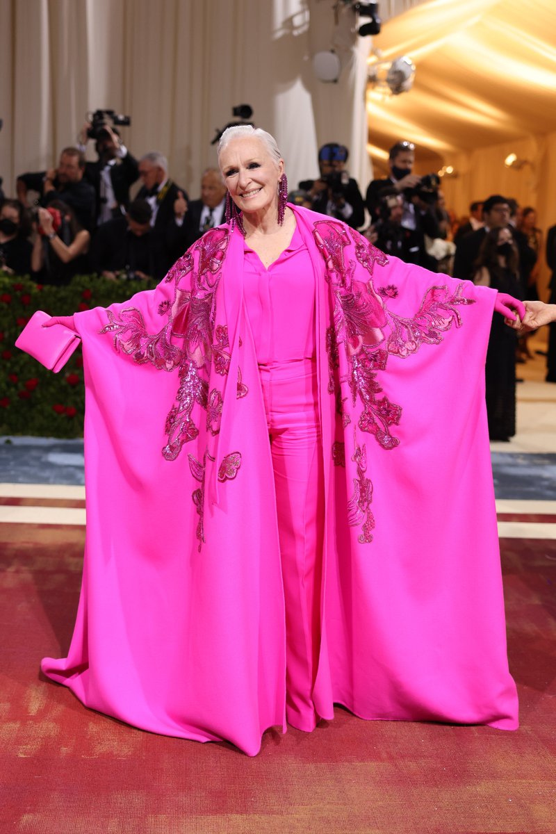 etalkCTV's tweet photo. Did #GlennClose and #SebastianStan plan their twinning moment at the #MetGala ? 💕💞🎀✨ https://t.co/BESPHKxyQ7