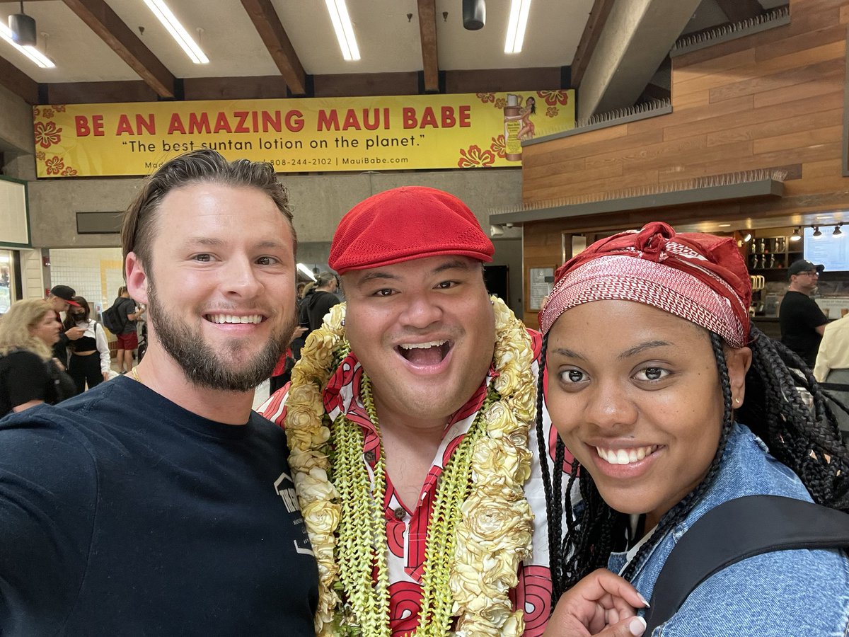 TimRoseMusic's tweet image. Aloha @kalanipeamusic ! Thanks for being so nice to my girlfriend and the thousand other people bothering you in the airport! Next time I better see ur better half k! @allanbcool