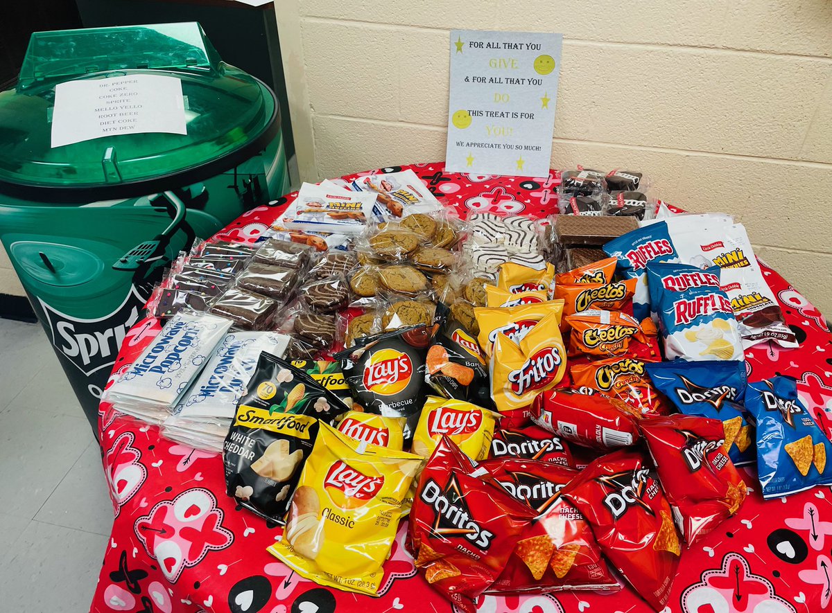 Tigerscms's tweet photo. Showing our #TigerStaff some love on day one of #TeacherAppreciationWeek! Some sweet treats on a Monday are sure to bring smiles to faces. We are grateful for our entire staff and the work that each team member does daily to grow our Tigers! #TigerPride #SnacksForDays https://t.co/zL2gesRyiw