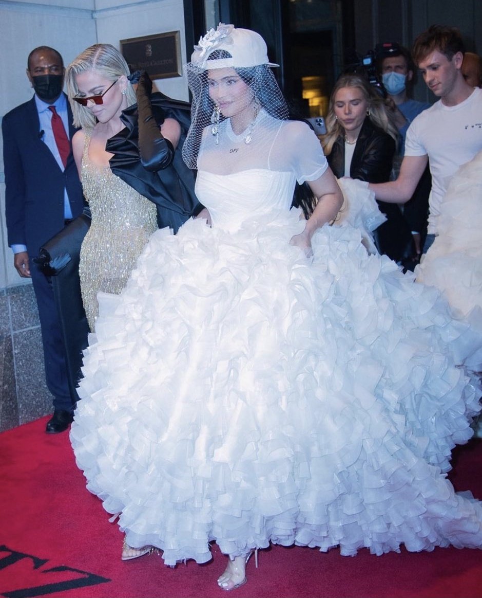 AcessoTravis's tweet photo. QUE LUXO! 🤍 Kylie Jenner deixando o hotel ao lado da irmã Khloé Kardashian, para juntas comparecerem ao #MetGala. https://t.co/B9N1GBeCw1