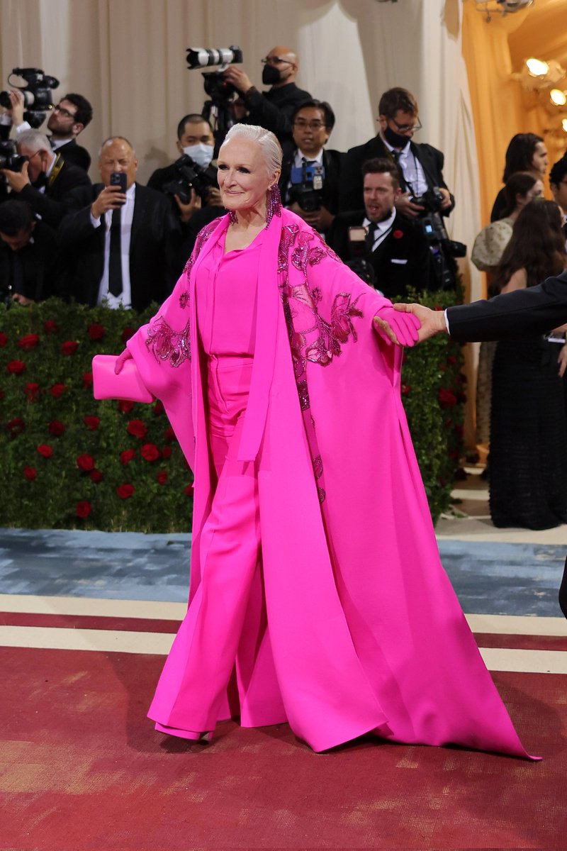 dianalunareja's tweet photo. Su majestad Glenn Close confirma el color de la temporada.
#MetGala https://t.co/valLddO5vU